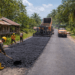 Pekerja melakukan pengaspalan jalan penghubung antar desa di Kutai Kartanegara