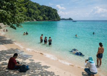 Wisatawan menikmati aktivitas pantai di kawasan wisata pesisir Kabupaten Berau