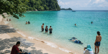 Wisatawan menikmati aktivitas pantai di kawasan wisata pesisir Kabupaten Berau