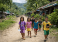 Anak-anak berjalan di jalan desa di pedalaman Mahakam Ulu.