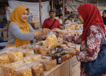 Pelaku UMKM melayani transaksi jual beli produk makanan di Kota Bontang