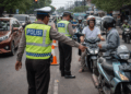 Petugas kepolisian melakukan penertiban lalu lintas di Kalimantan Timur