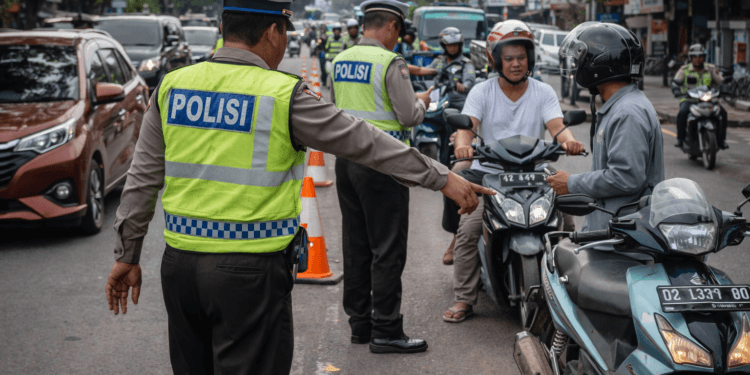 Petugas kepolisian melakukan penertiban lalu lintas di Kalimantan Timur