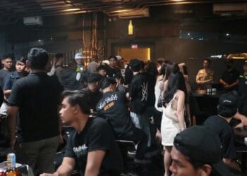 Aparat gabungan menggelar razia di tiga tempat hiburan malam (THM), Sabtu (10/10/2026) malam (dok: Bicarakaltimcom)
