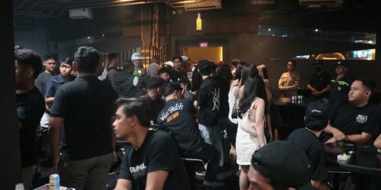 Aparat gabungan menggelar razia di tiga tempat hiburan malam (THM), Sabtu (10/10/2026) malam (dok: Bicarakaltimcom)