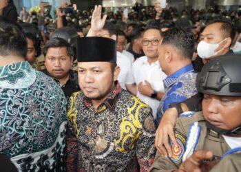 Gubernur Kaltim, Rudy Mas’ud saat menemui langsung para pendemo (foto: istimewa)