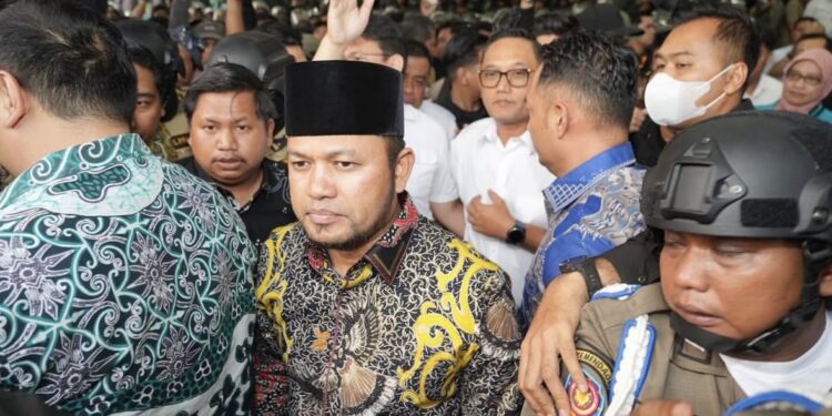 Gubernur Kaltim, Rudy Mas’ud saat menemui langsung para pendemo (foto: istimewa)