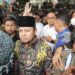 Gubernur Kaltim, Rudy Mas’ud saat menemui langsung para pendemo (foto: istimewa)
