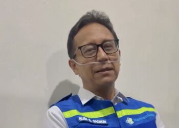 Menteri Kesehatan (Menkes) Budi Gunadi Sadikin menggunakan oksigen saat berkunjung ke Palangkaraya, Kalimantan Tengah (foto: ist)