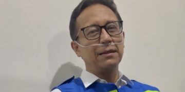 Menteri Kesehatan (Menkes) Budi Gunadi Sadikin menggunakan oksigen saat berkunjung ke Palangkaraya, Kalimantan Tengah (foto: ist)